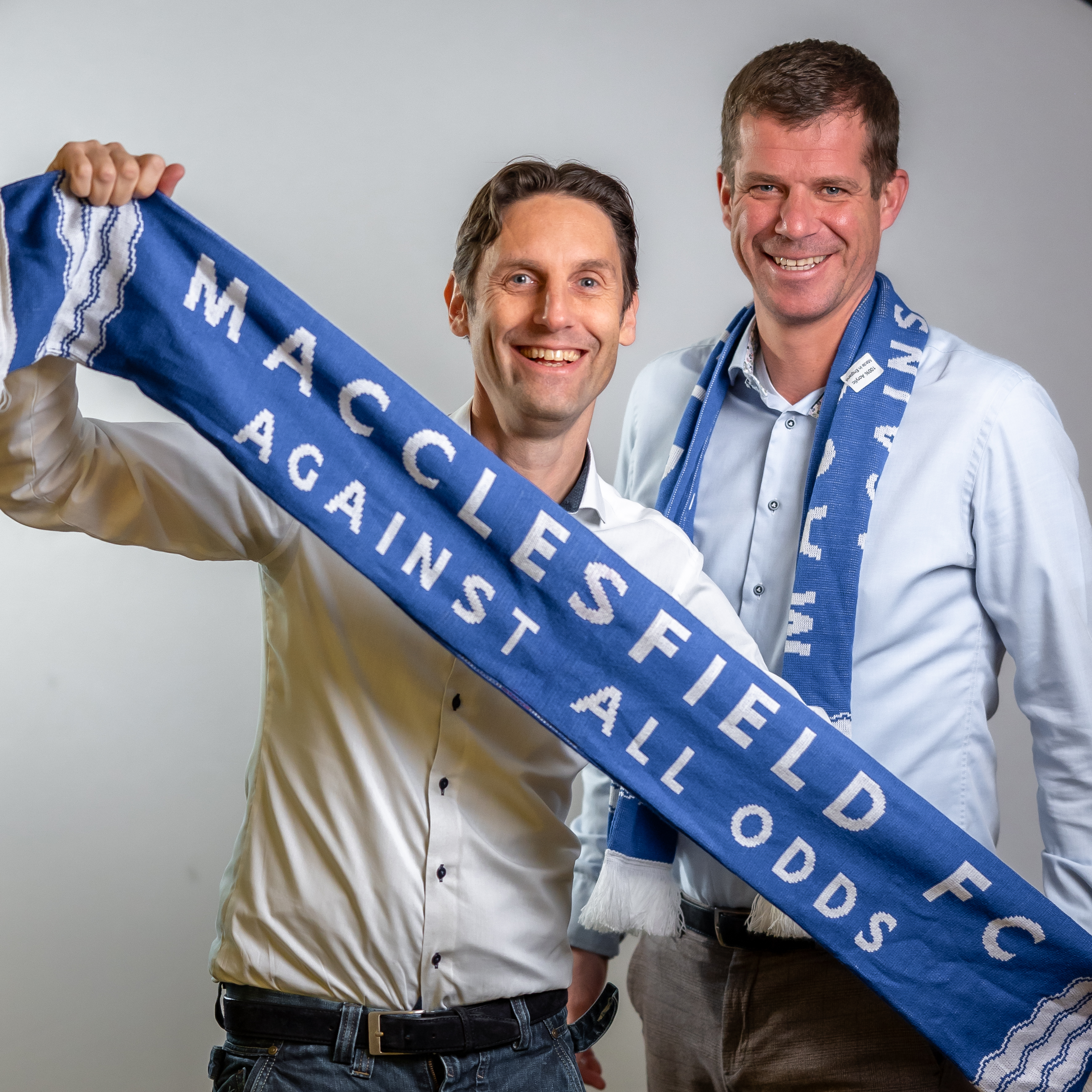 Founders van The Football Travel Agency met Macclesfield FC sjaal
